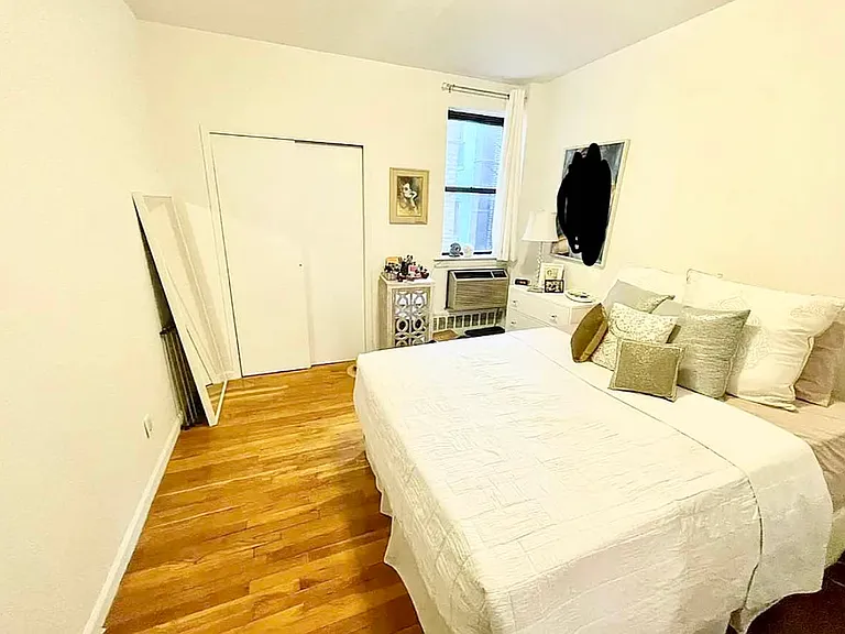 500 1/2 E 84th St #4B — Photo 7