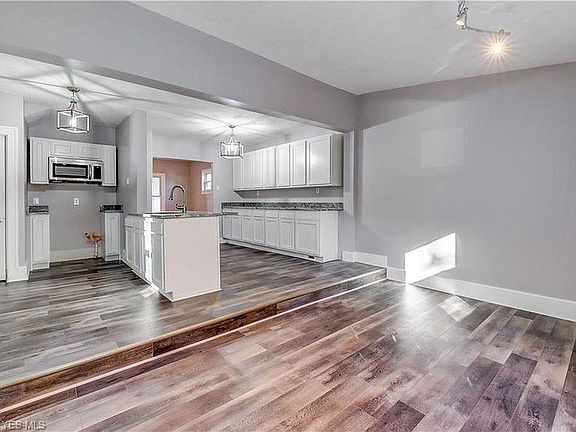 3rd image of 2445 Talbot St