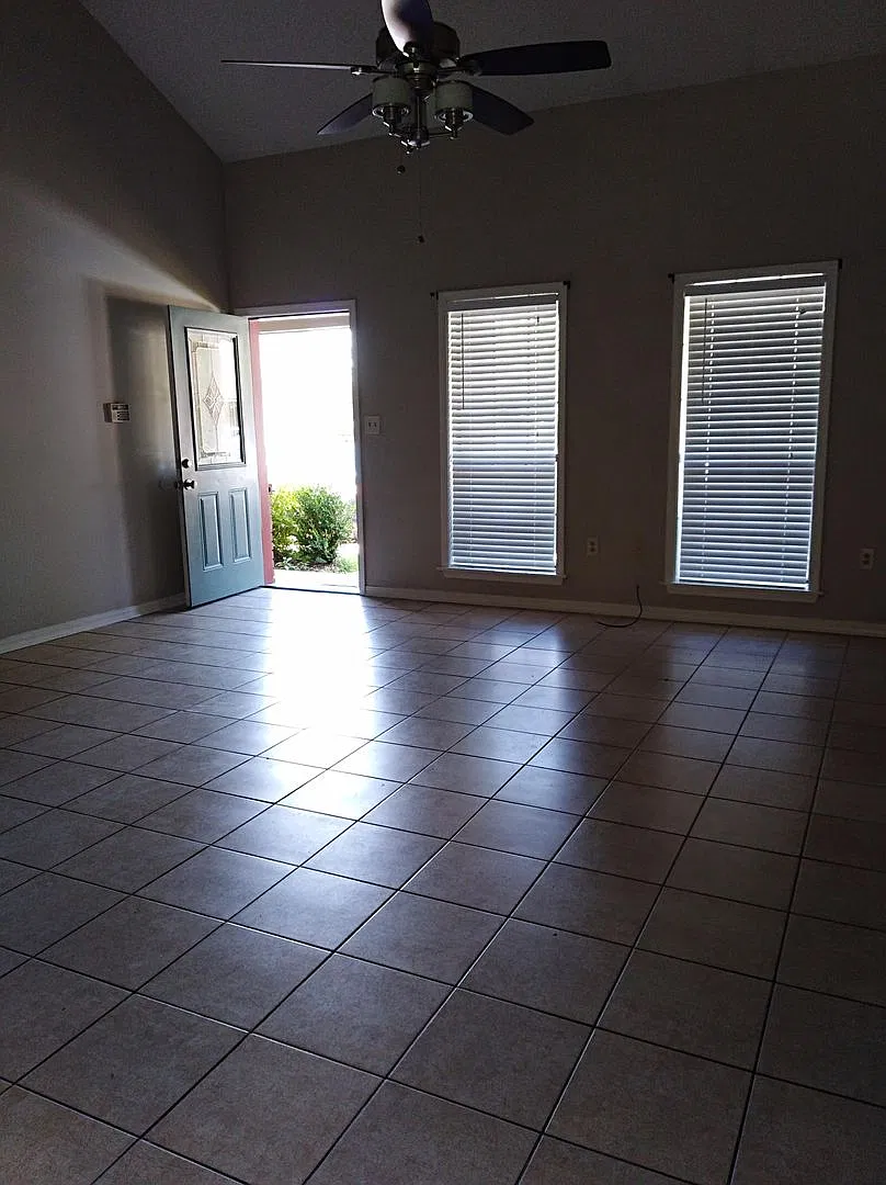 2 Bed/ 2 Bath unit — Photo 2