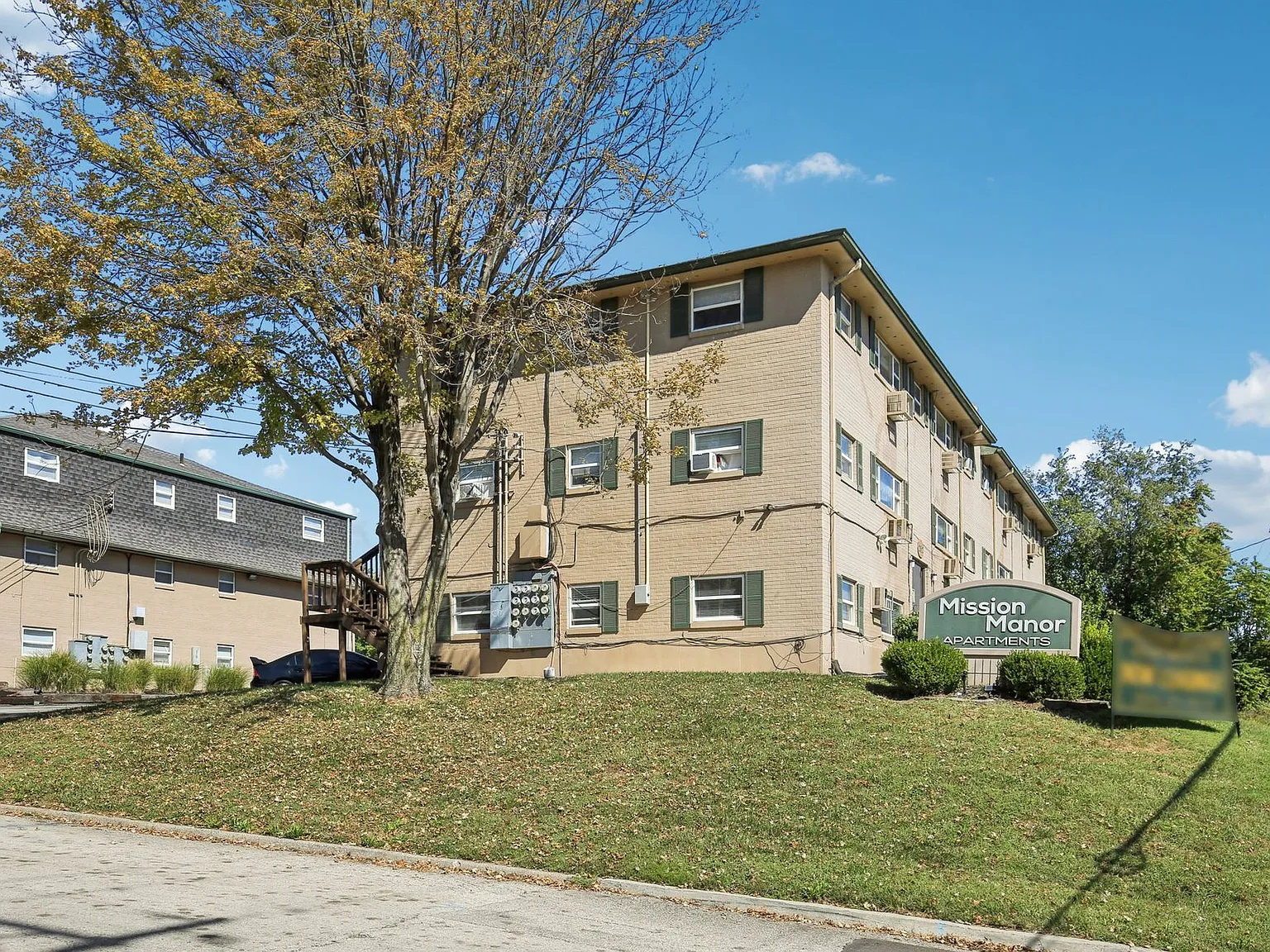 Mission Manor Apartments — Photo 1