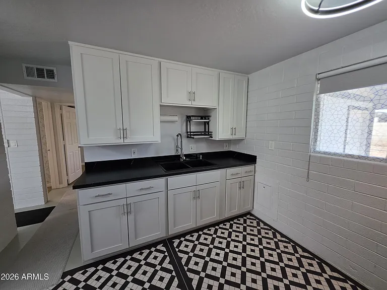 574 S Park St #B — Photo 7