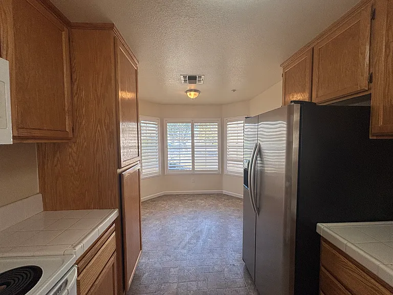 907 Farnham Ave — Photo 4