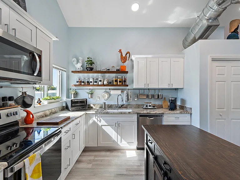 310 SE Denver Ave #2 — Photo 12