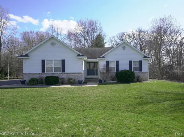 2588 Castle Rock Ct, Howell, MI 48843