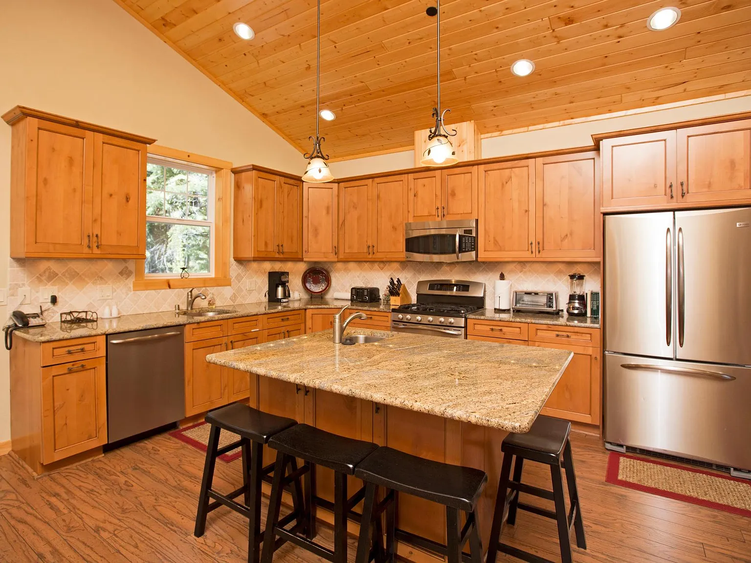 4 bed, 2.5 bath, 2300 sqft, $5,900 — Photo 4