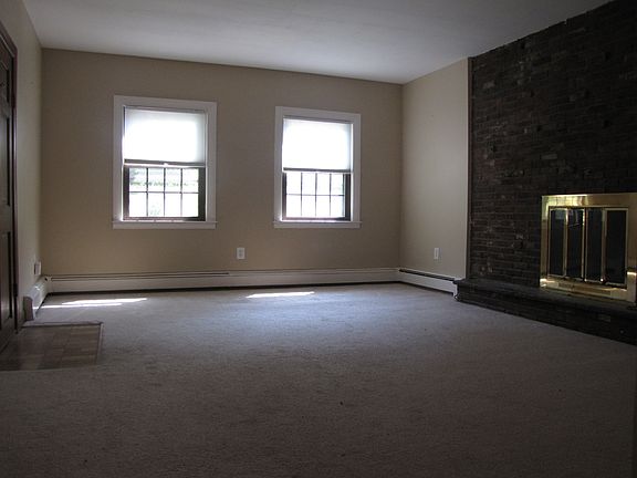 living area/working fireplac