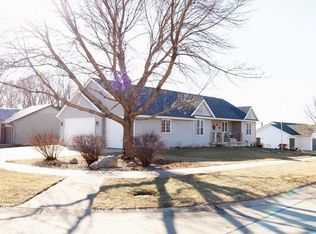 306 Valley Dr, Center Point, IA 52213