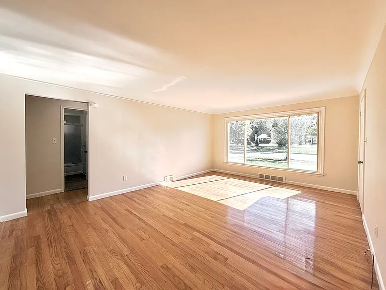 2180 Vernier Rd — Photo 6