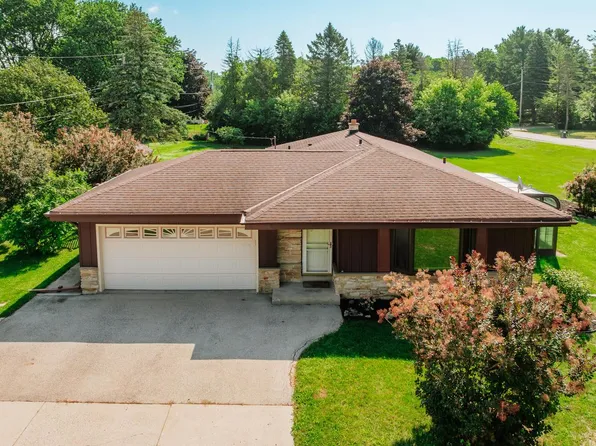 9036 South 21st STREET, Oak Creek, WI 53154