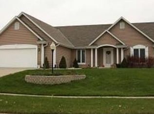 702 Eastern Trl, Mukwonago, WI 53149