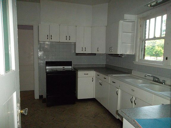 Kitchen, pantry not seen on left side.