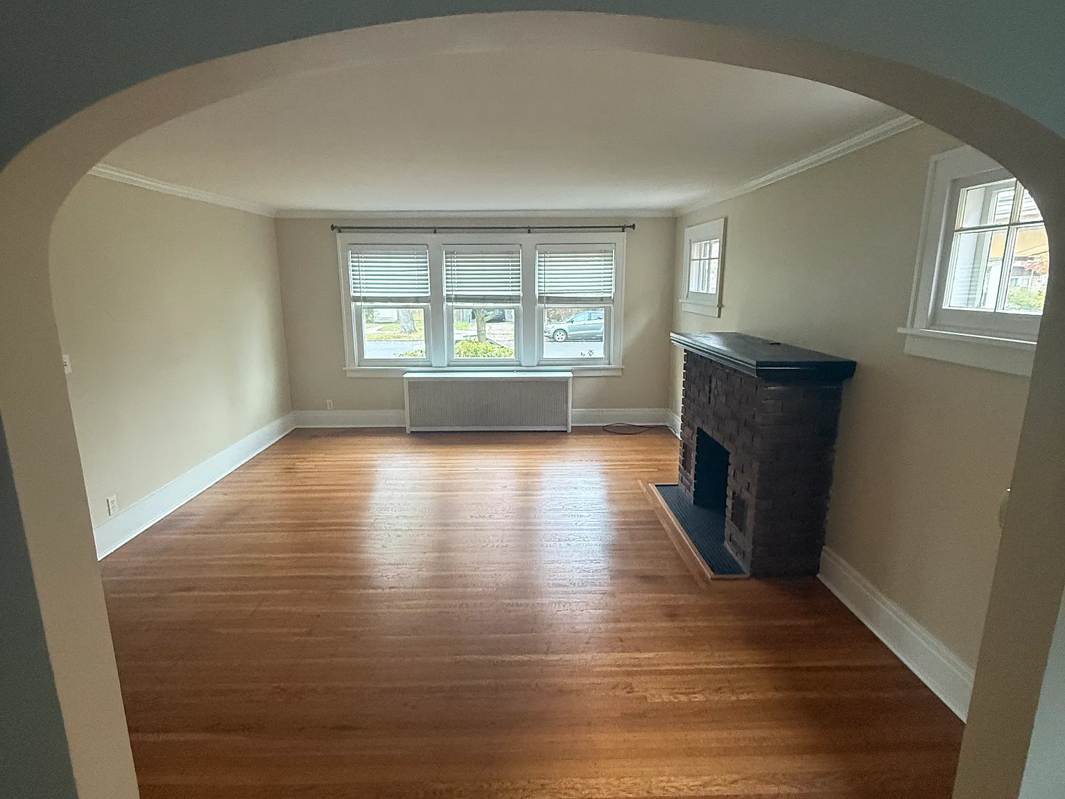 3 bed, 1060 sqft, $1,600 — Photo 2