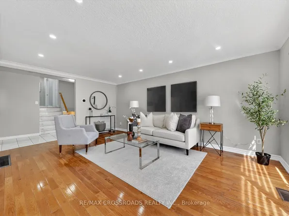 18 De Marco Blvd, Toronto, ON M6L 2W1