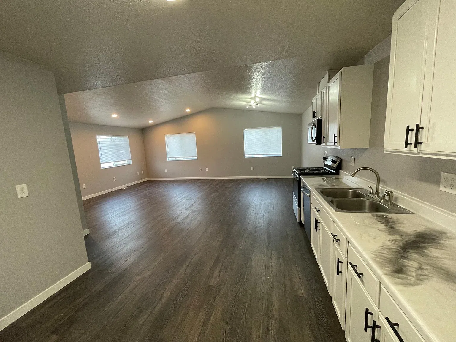 3 bed, 1600 sqft, $1,999 — Photo 4
