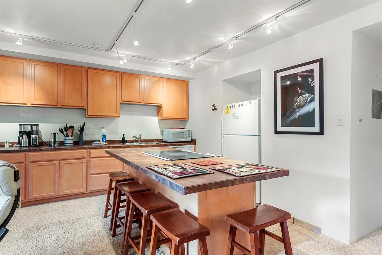 3 bed, 1155 sqft, $2,500 — Photo 3