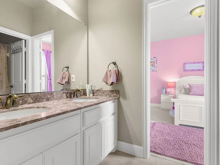 Shared bath between bedrooms 4 & 5.