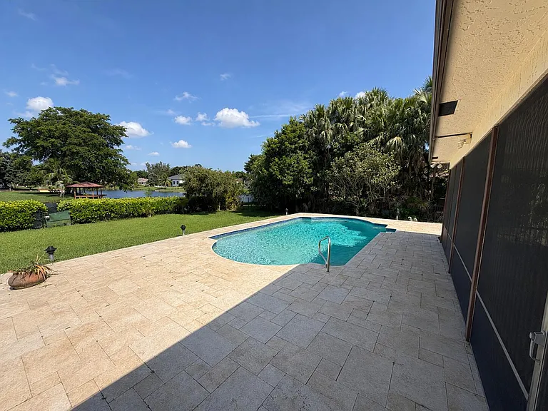 1640 SW 120th Ter — Photo 3