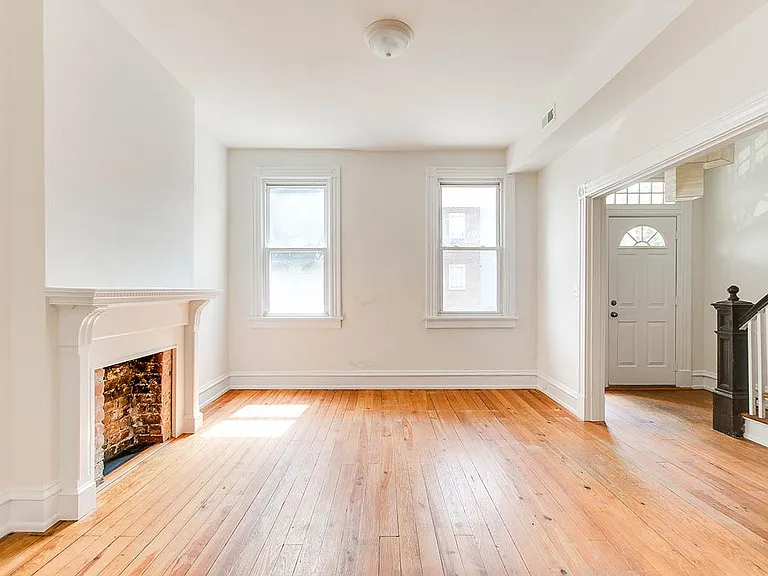 Living Room / Entry