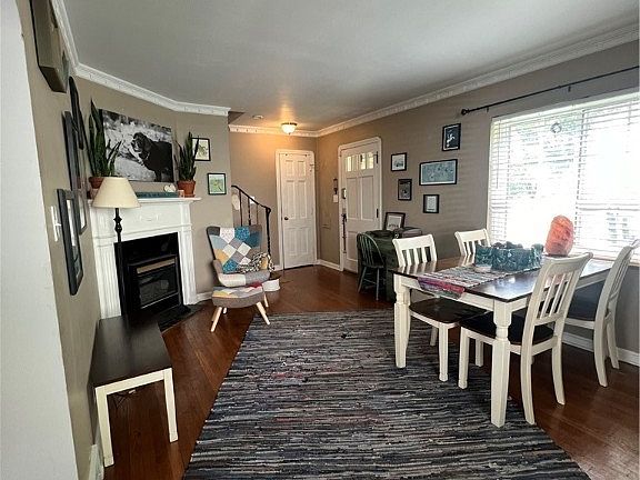 3rd image of 515 Roslyn Ave