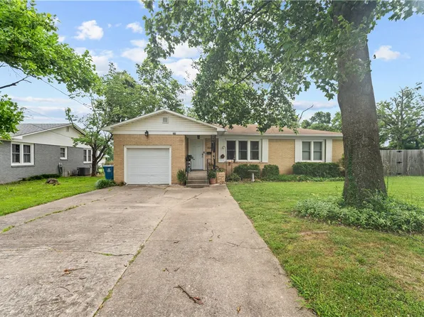 704 NW A St, Bentonville, AR 72712