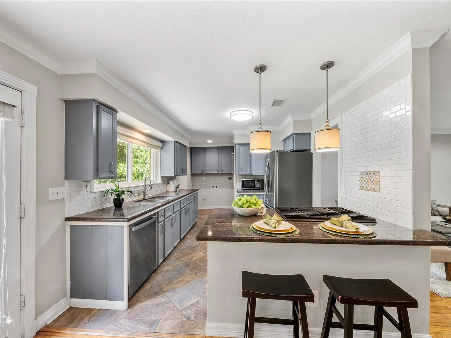 3 bed, 2.0 bath, 1742 sqft, $2,200 — Photo 2