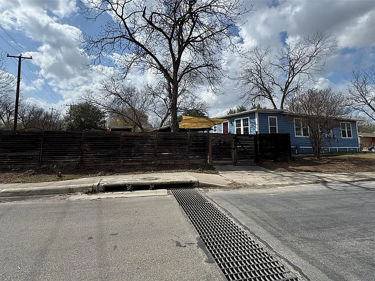 1402 Mardell St — Photo 22