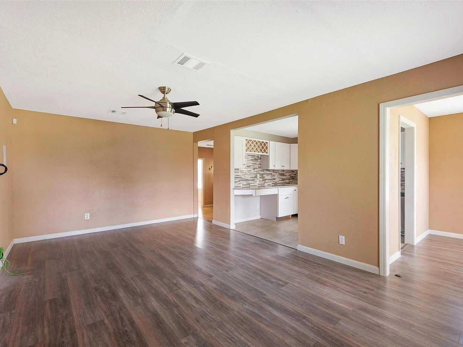 3 bed, 2.0 bath, 1370 sqft, $1,650 — Photo 2