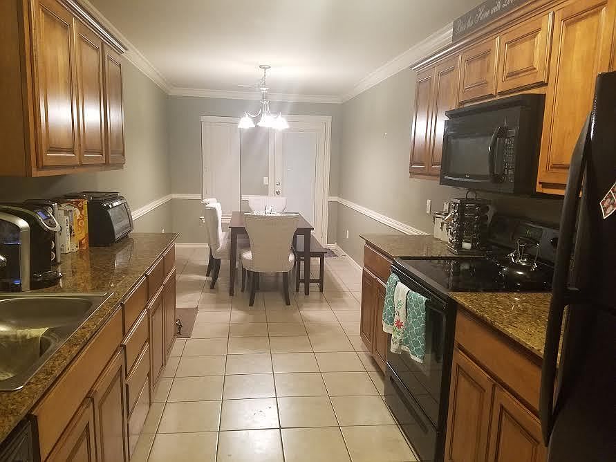 1st image of 836 Oakwood Ct