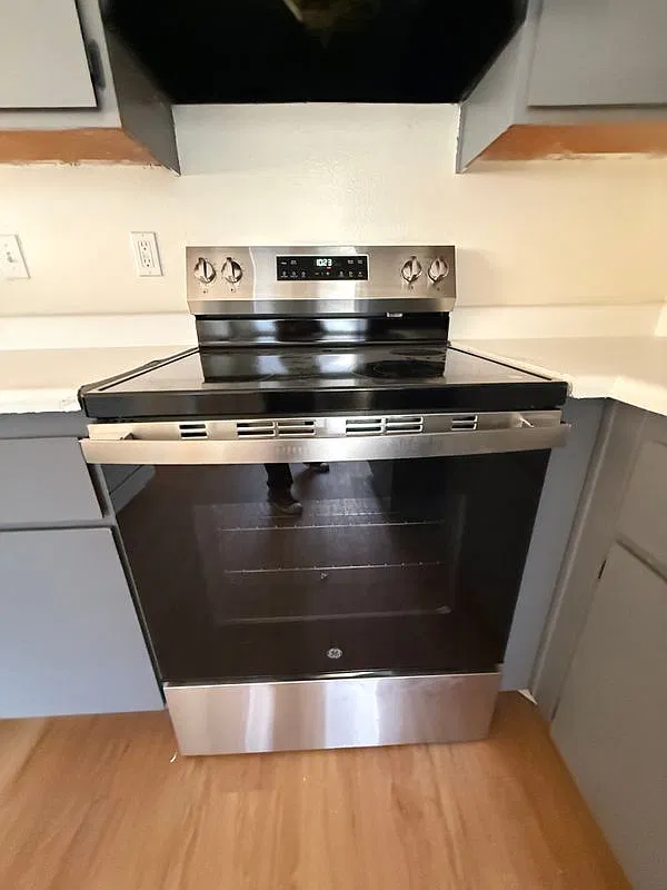 2 bed, 1.0 bath, 803 sqft, $1,350 — Photo 4