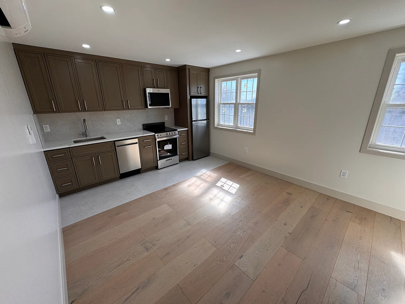 2 bed, 720 sqft, $3,200 — Photo 2