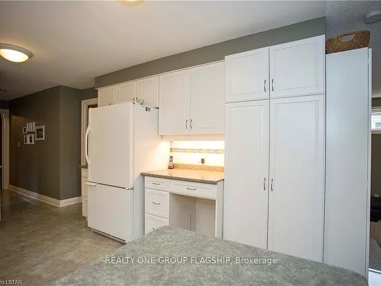 1001 Maitland St — Photo 15