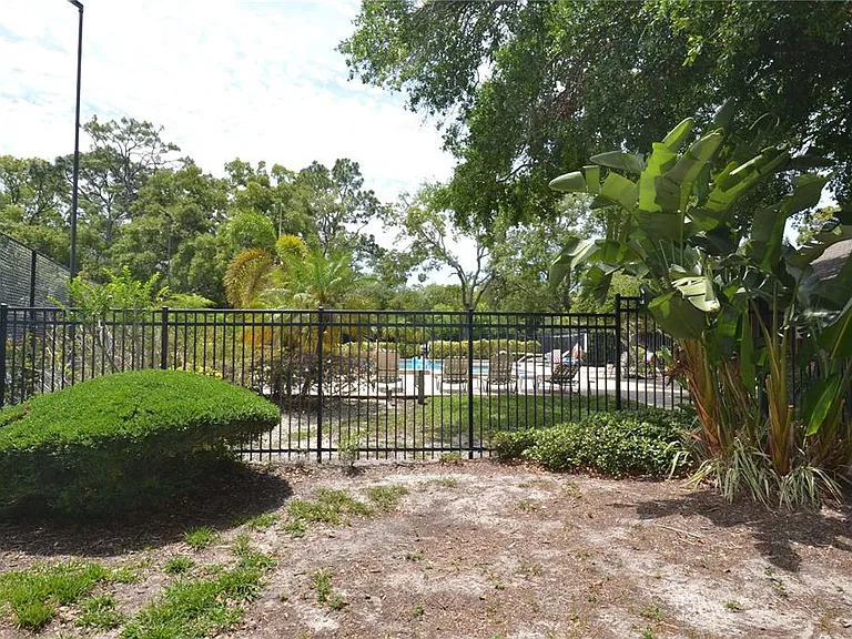 605 Lennox Rd W — Photo 36