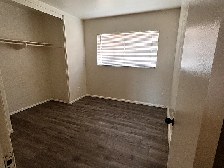 1431 W 7th St — Photo 11