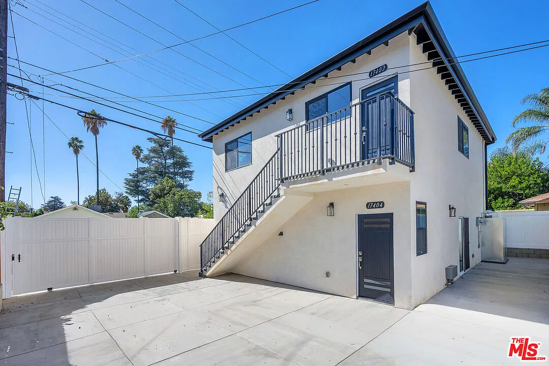 2 bed, 2.0 bath, 924 sqft, $3,200 — Photo 1