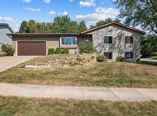 8 Wrexham Dr, Iowa City, IA 52246