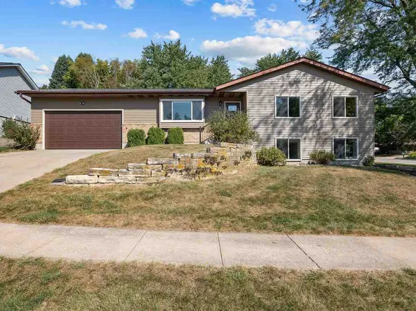 8 Wrexham Dr, Iowa City, IA 52246