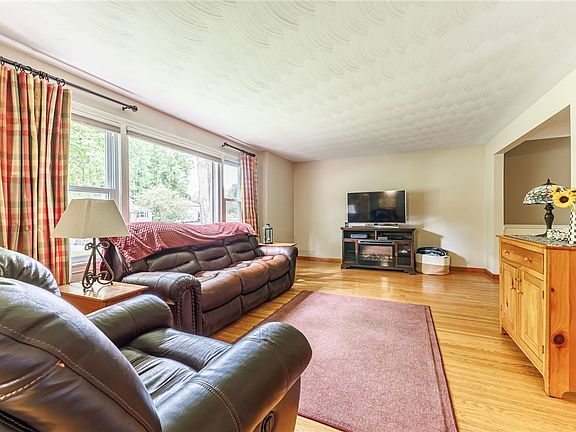 5th image of 8 Meeting House Rd