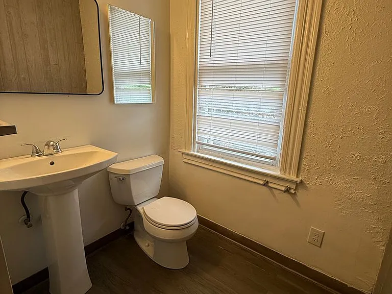 1104 Langtry St — Photo 10