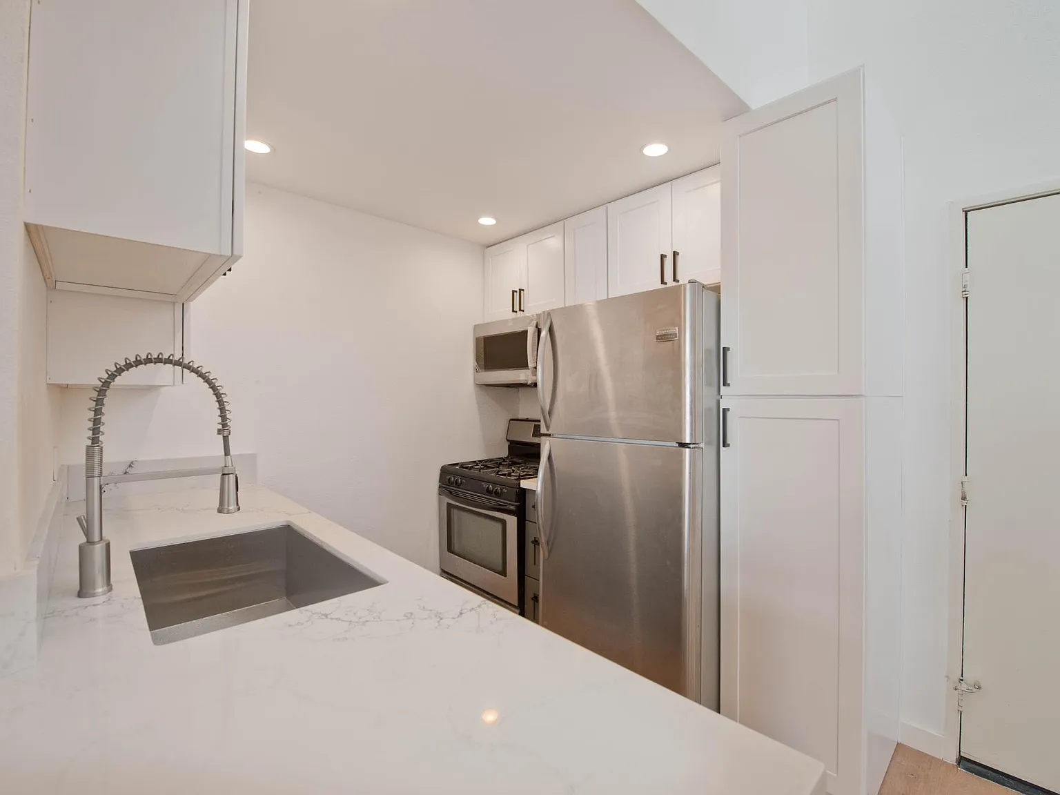 5540 Owensmouth Ave — Photo 2