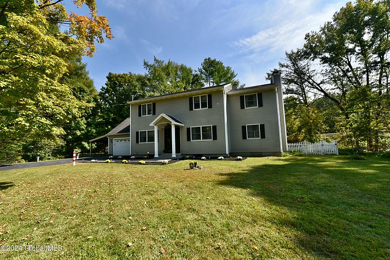 3rd image of 424 Daniels Road