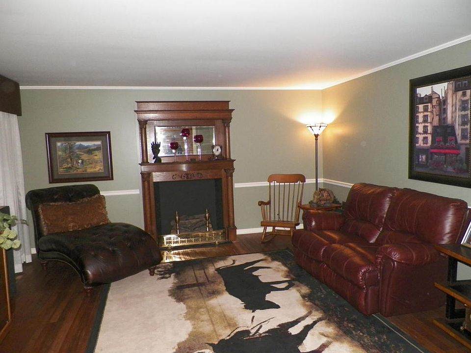 1st image of 301 W 10th St