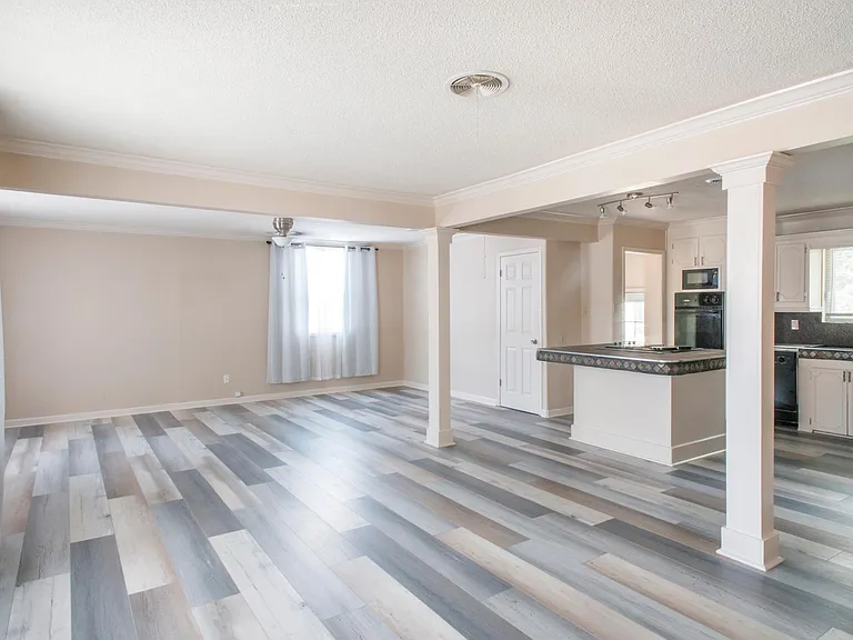 8725 Claremont Ave — Photo 2
