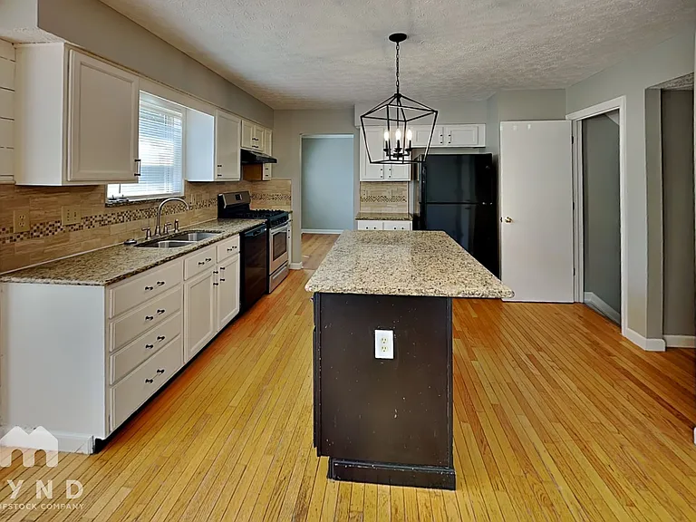 137 Ash St — Photo 5