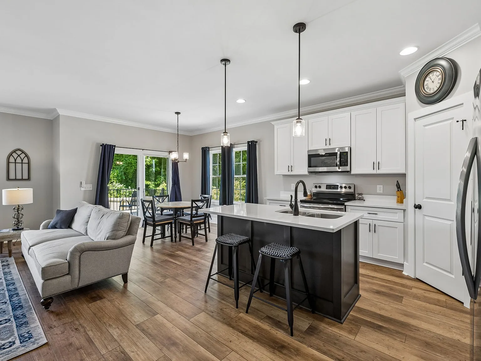 4 bed, 3.5 bath, 2260 sqft, $2,500 — Photo 4