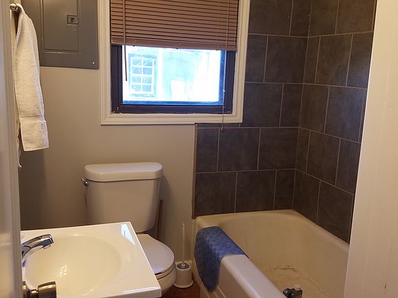  bathroom with ceramic tile
