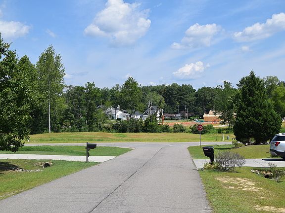 4th image of 204 Glendale Cir