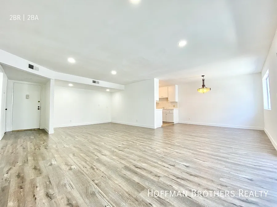 121 N Croft Ave #207