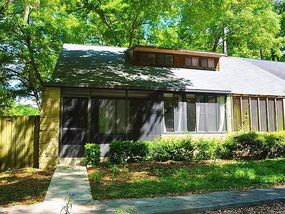 Screened entryway & Front porch