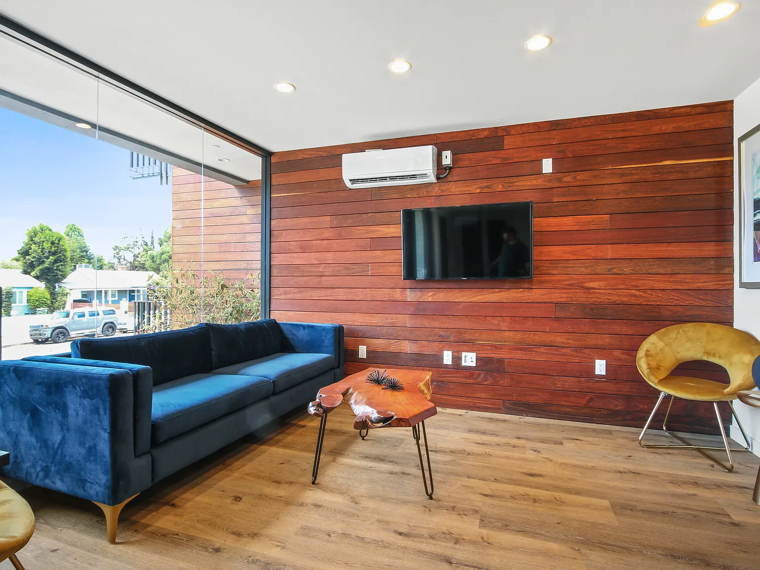 NOHO URBAN APARTMENTS — Photo 3