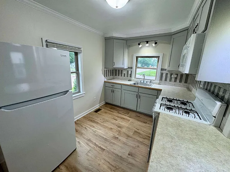 1027 Bergen Ave — Photo 3